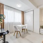 Leo's Garden View By Pikhost Apartman